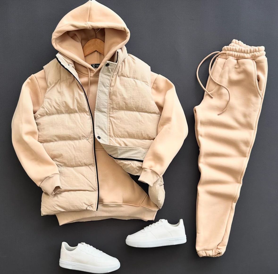 WhatsApp Image 2024-10-05 at 7.32.32 PM Muški Komplet sa Prslukom Bež - Image 1